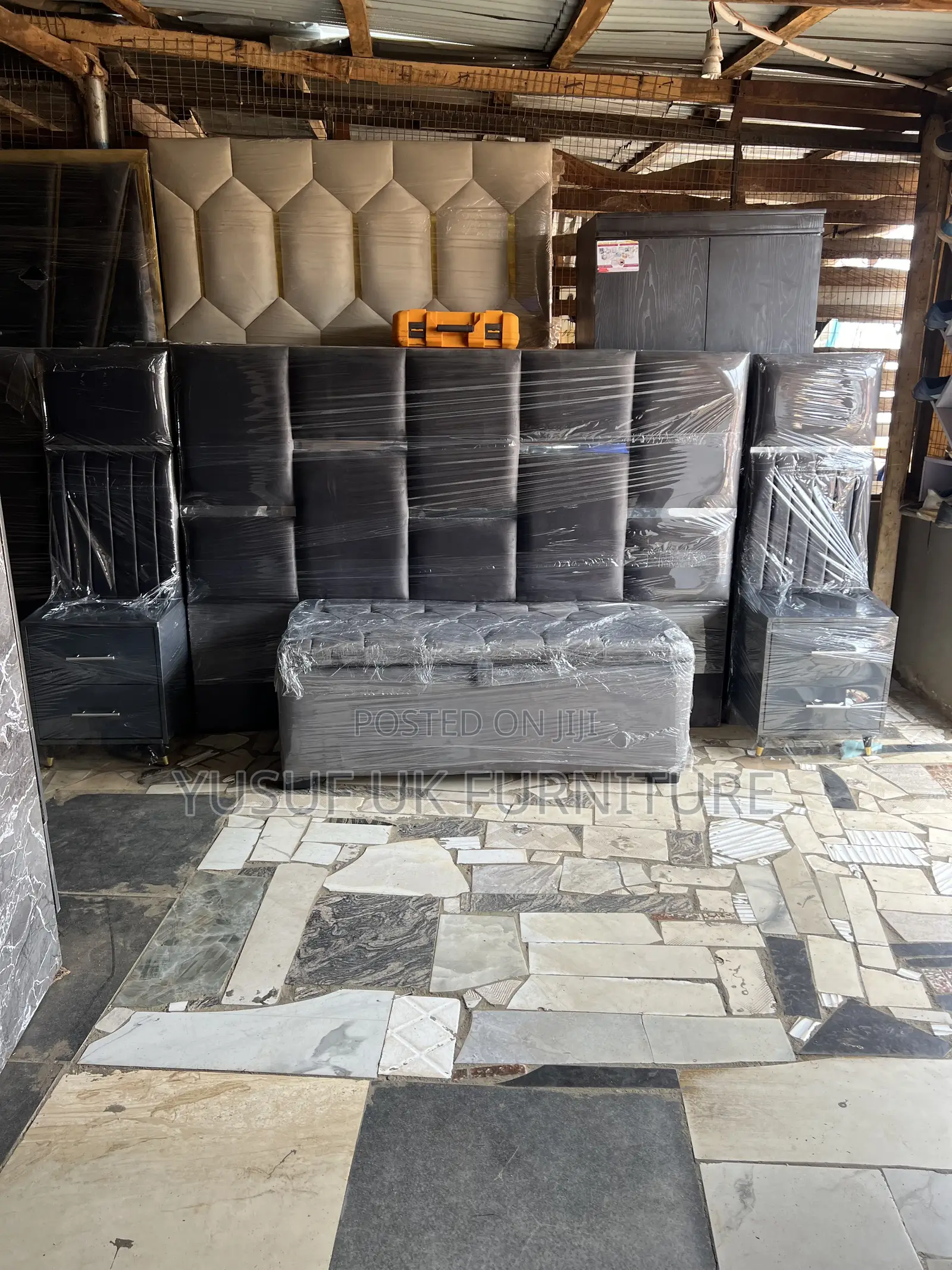 6/6 Two Side Drawers and Ottoman