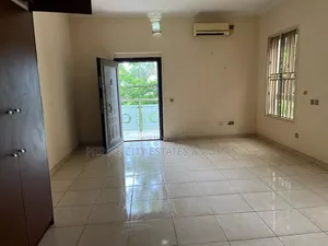 4bdrm Duplex in Off Alexander Avenue for rent