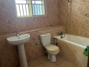 4bdrm Duplex in Off Alexander Avenue for rent
