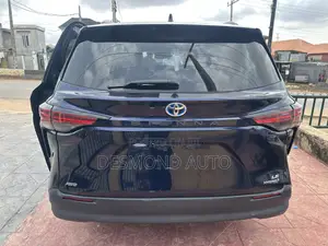 Toyota Sienna LE 2022 Blue