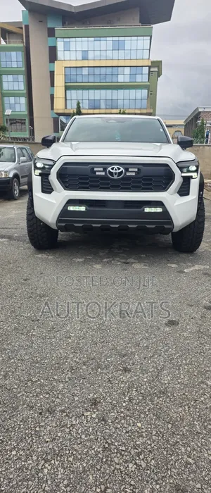 Toyota Tacoma 2024 White