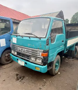 Toyota Dyna 200 Six Tyres Down Spring 1998