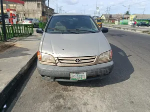 Toyota Sienna 2002 Gold