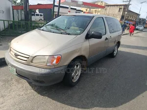Toyota Sienna 2002 Gold