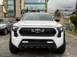 Toyota Tacoma 2024 White