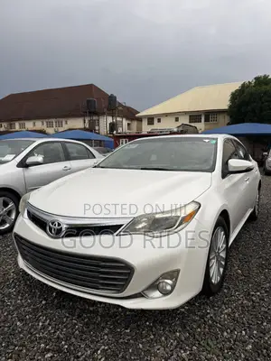 Toyota Avalon XLE Premium Sedan FWD (3.5L 6cyl 6A) 2013 White