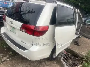 Toyota Sienna XLE FWD (3.3L V6 5A) 2004 White