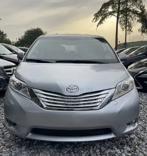 Toyota Sienna XLE AWD 7-Passenger 2013 Silver