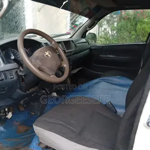 Toyota HiAce 2007 White