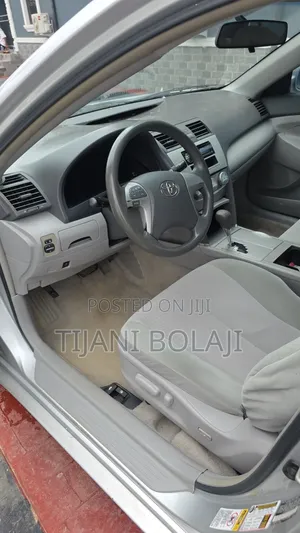 Toyota Camry LE 4dr Sedan (2.5L 4cyl 6A) 2011 Silver