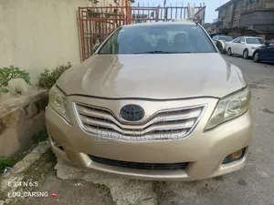 Toyota Camry XLE V6 4dr Sedan (3.5L 6cyl 6AM) 2010 Gold