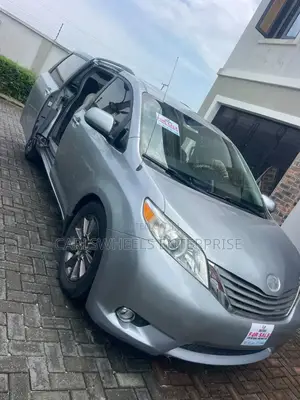 Toyota Sienna XLE 7 Passenger Mobility 2011 Silver