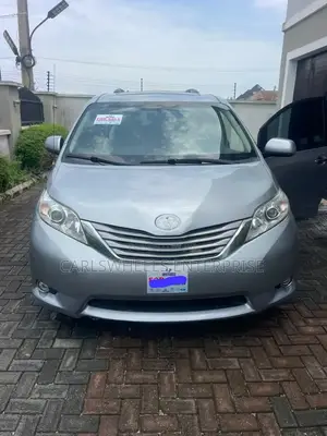 Toyota Sienna XLE 7 Passenger Mobility 2011 Silver