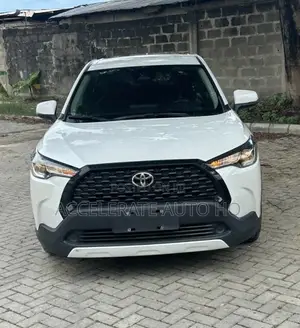 Toyota Corolla Cross XLE AWD 2023 White