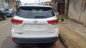 Toyota Highlander XLE 4x2 V6 (3.5L 6cyl 8A) 2018 White
