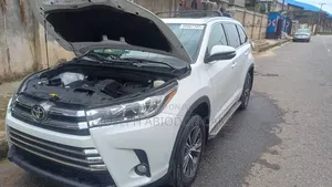 Toyota Highlander XLE 4x2 V6 (3.5L 6cyl 8A) 2018 White