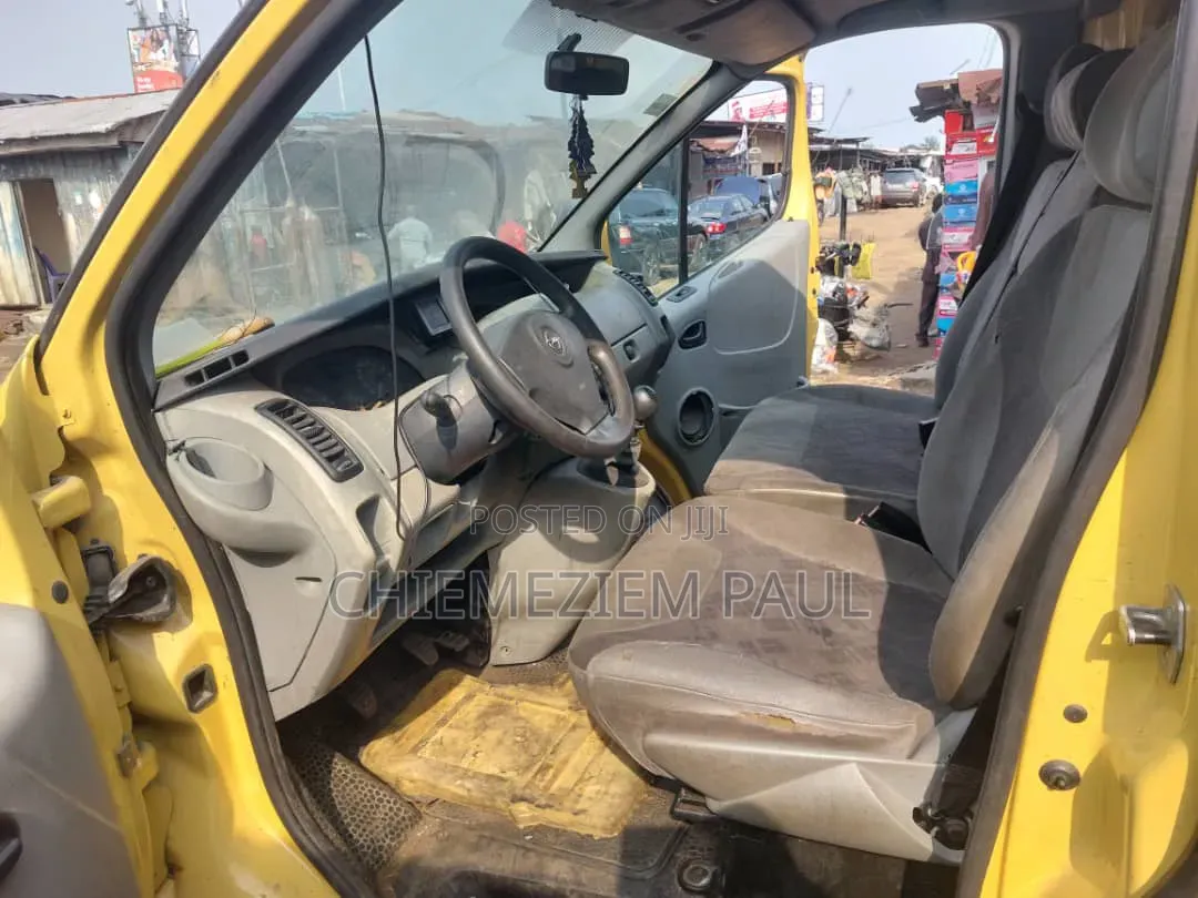 Opel Vivaro 2011 Yellow