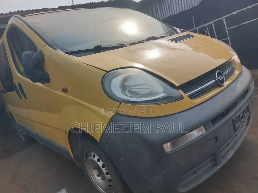 Opel Vivaro 2011 Yellow