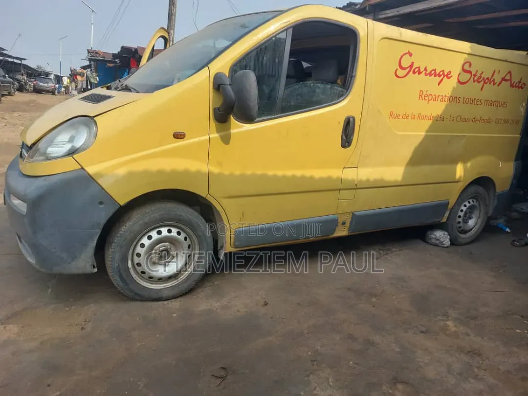 Opel Vivaro 2011 Yellow