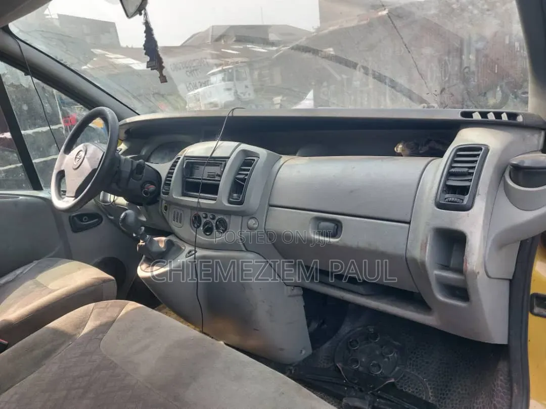 Opel Vivaro 2011 Yellow