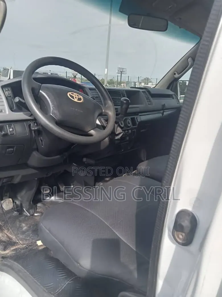 Toyota HiAce 2010 White