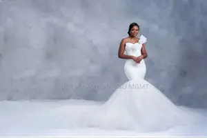 Strapless, Sweetheart Neckline, Mermaid Silhoutte.