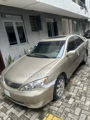 Toyota Camry XLE 4dr Sedan (2.4L 4cyl 4A) 2004 Gold