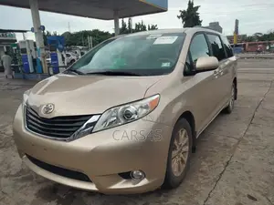 Toyota Sienna 2011 Gold