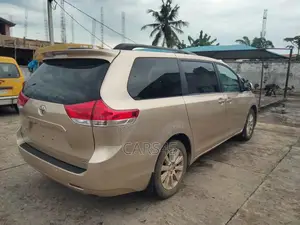 Toyota Sienna 2011 Gold