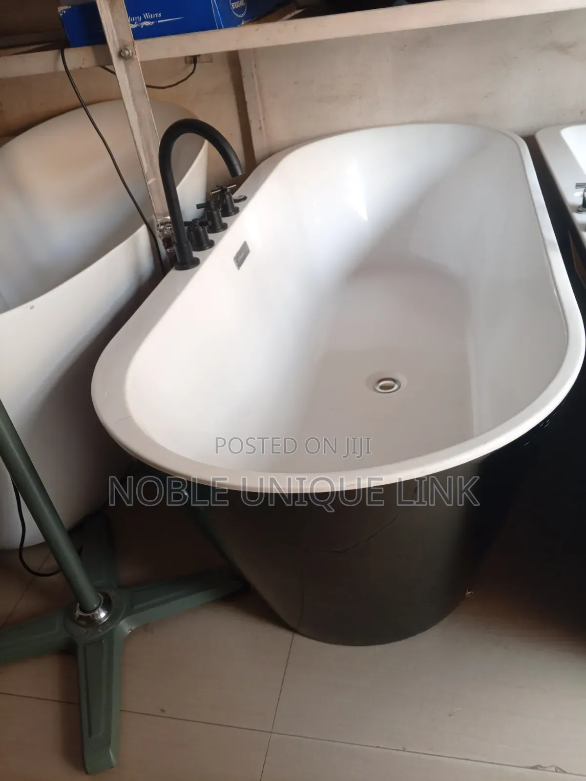 Executive Black Bathtub With Mixer