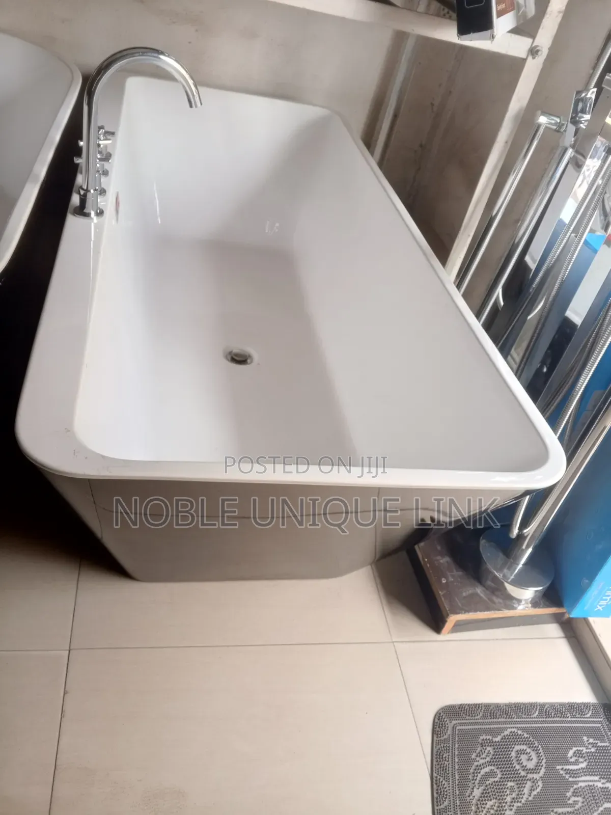 Executive Black Bathtub With Mixer