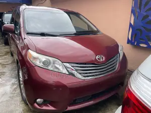 Toyota Sienna 2013 Red