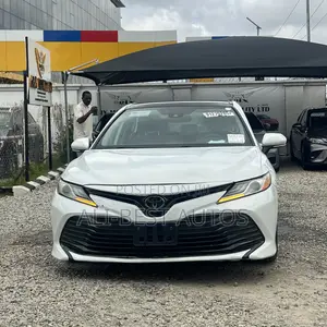 Toyota Camry XLE FWD 2020 White