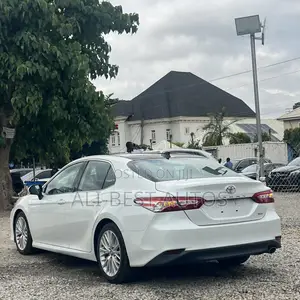 Toyota Camry XLE FWD 2020 White