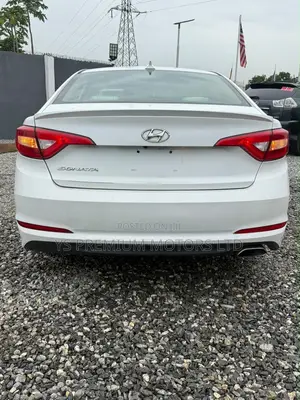 Hyundai Sonata Base Sedan FWD (2.4L 4cyl 6A) 2017 White