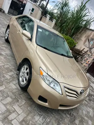 Toyota Camry LE 4dr Sedan (2.5L 4cyl 6AM) 2010 Gold