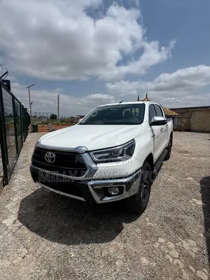 Toyota Hilux 2022 White