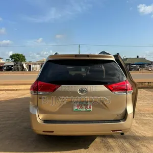 Toyota Sienna XLE 7-Passenger 4dr Minivan AWD (3.5L 6cyl 6A) 2014 Gold