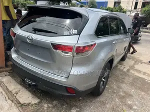 Toyota Highlander XLE V6 4x2 (3.5L 6cyl 6A) 2016 Gray