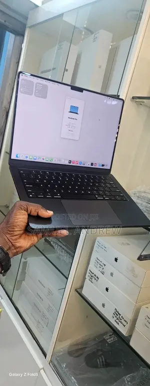 Laptop Apple MacBook Pro 2023 M3 Pro 18GB Apple M3 Pro SSD 512GB