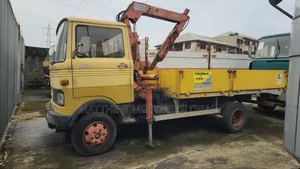 Clean Foreign Used Mercedes Benz 813 Truck With 3 Tons Hiab