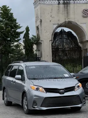 Toyota Sienna LE AWD 2019 Silver