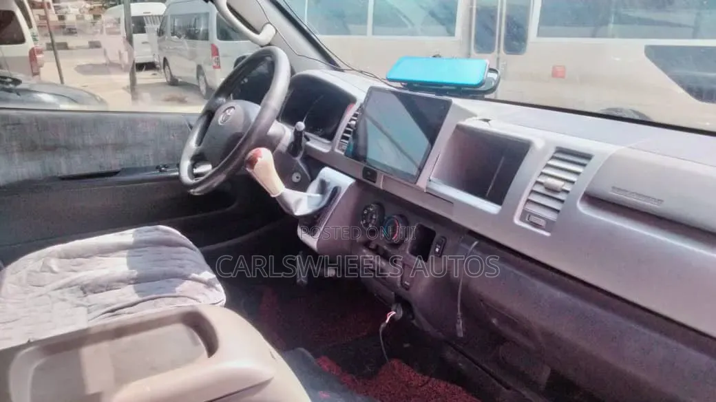 Toyota HiAce 2015 White