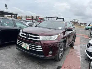 Toyota Highlander XLE 4x4 V6 (3.5L 6cyl 8A) 2017 Red