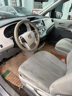 Toyota Sienna LE AWD 7-Passenger 2013 Silver