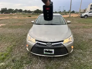 Toyota Camry XLE 4dr Sedan (2.5L 4cyl 6A) 2015 Gold