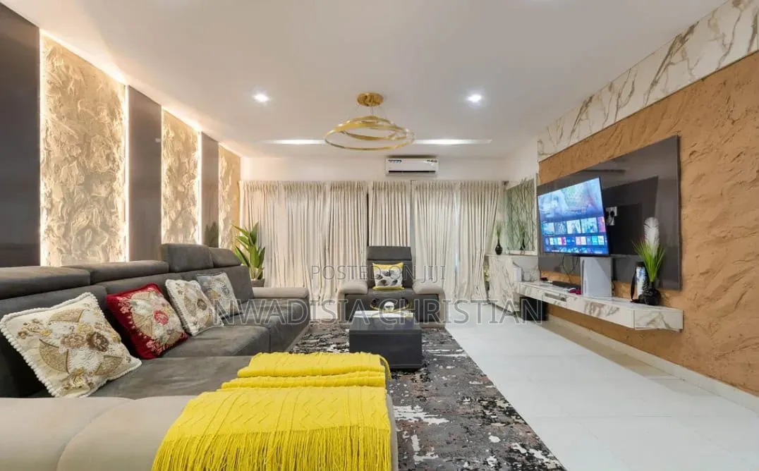Modern 2-Bedroom Apartment With Pool Access
