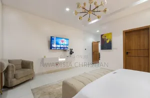 Modern 2-Bedroom Apartment With Pool Access