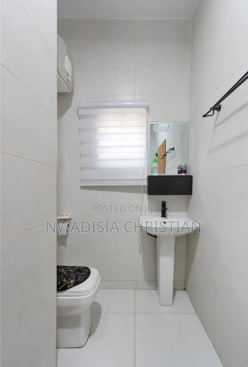 Modern 2-Bedroom Apartment With Pool Access
