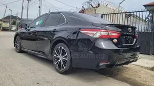 Toyota Camry SE FWD (2.5L 4cyl 8AM) 2018 Black